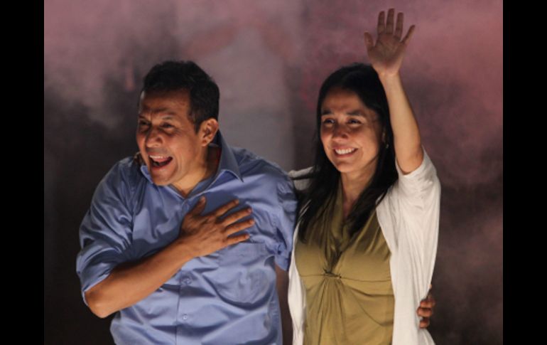 Ollanta Humala (i) y su esposa Nadine (d) saludan a sus simpatizantes. ARCHIVO  /