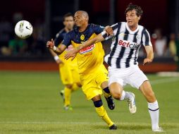 Paolo de Ceglie, del Juventus, disputa un balón con Adolfo Rosinei, del América, durante el partido en Nueva York. REUTERS  /