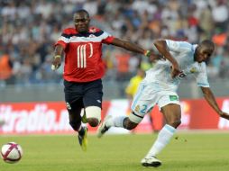 El ugador de Lille, Moussa Sow (D) pelea por el balón con Rod Fanni. AFP  /