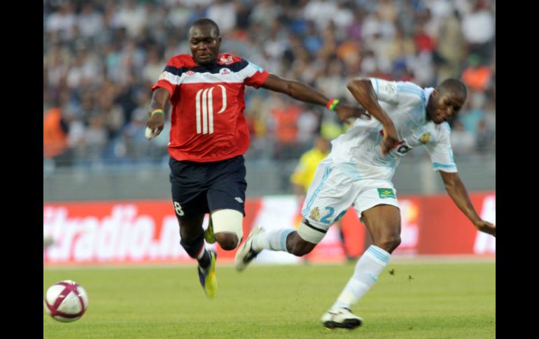 El ugador de Lille, Moussa Sow (D) pelea por el balón con Rod Fanni. AFP  /