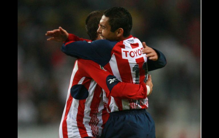 Javier Hernandez y Ramon Morales, ex Chivas del Guadalajara celebrando un gol en contra de Atlas, durante el Apertura 2009. MEXSPORT  /