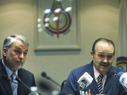 Emilio González y Mario Vázquez, quien expresó su satisfacción por los avances en la preparación de la justa deportiva. EFE  /