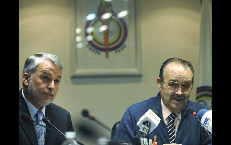 Emilio González y Mario Vázquez, quien expresó su satisfacción por los avances en la preparación de la justa deportiva. EFE  /