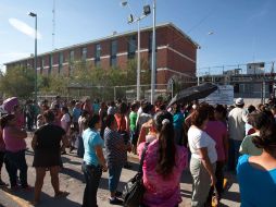 Familiares de los reclusos esperan noticias de ellos afuera del penal. AFP  /