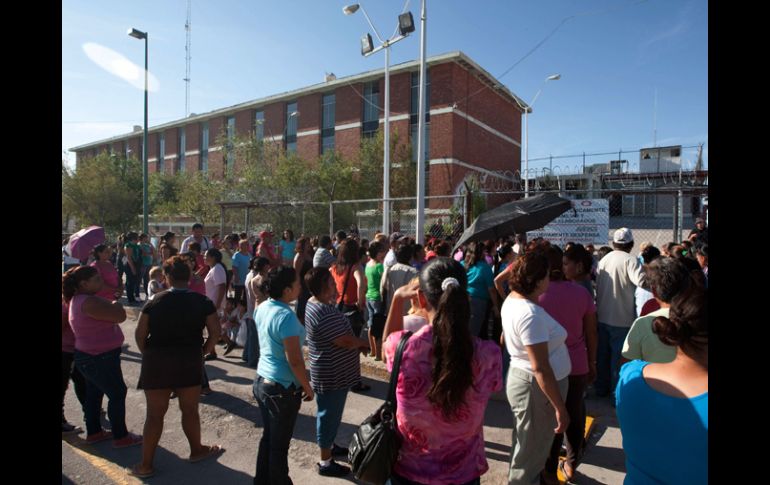 Familiares de los reclusos esperan noticias de ellos afuera del penal. AFP  /