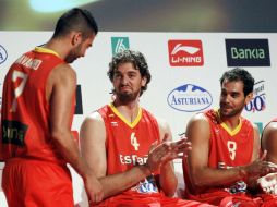 Pau Gasol (C) durante la presentación del equipo español de báquetbol para el Eurobasquet 2011. REUTERS  /