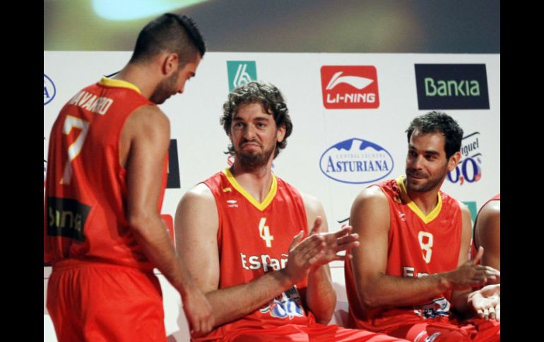 Pau Gasol (C) durante la presentación del equipo español de báquetbol para el Eurobasquet 2011. REUTERS  /