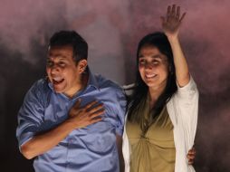 Ollanta Humala (i) y su esposa Nadine (d) saludan a sus simpatizantes. ARCHIVO  /