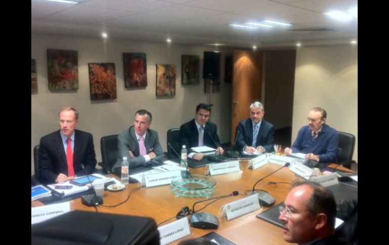 Ivar Sisniega, Carlos Andrade Garín, Aristóteles Sandoval, Emilio González, entre otros, durante la reunión celebrada ayer. ESPECIAL  /