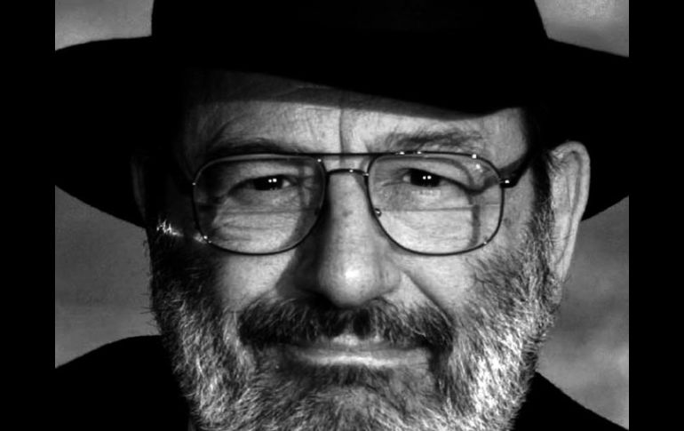 El escritor Umberto Eco busca nuevos lectores con menos páginas. ESPECIAL  /