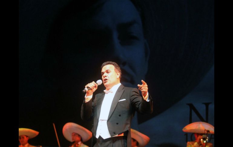 El tenor Fernando de la Mora rindió con su voz un homenaje a Jorge Negrete. A. CAMACHO  /