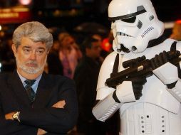 El realizador George Lucas, junto a actores caracterizados como soldados del Imperio. EFE  /