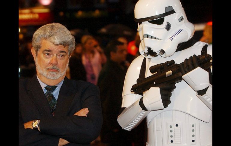 El realizador George Lucas, junto a actores caracterizados como soldados del Imperio. EFE  /