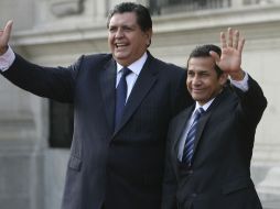 El presidente saliente Alan García (izq) señaló que no entregará personalmente la banda presidencial a Ollanta Humala (der). AP  /