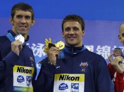 el medallista de plata Michael Phleps, y el de oro Ryan Lochte durante la ceremonia de premación en los 200 estilos. REUTERS  /