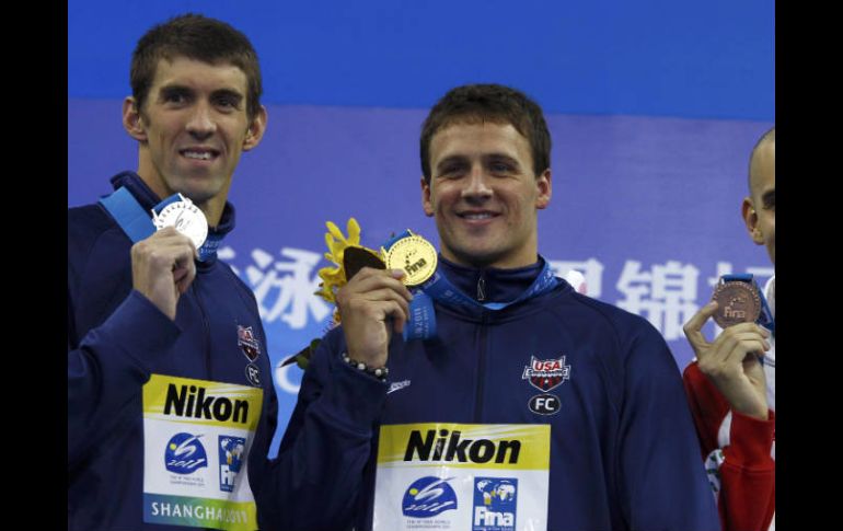 el medallista de plata Michael Phleps, y el de oro Ryan Lochte durante la ceremonia de premación en los 200 estilos. REUTERS  /