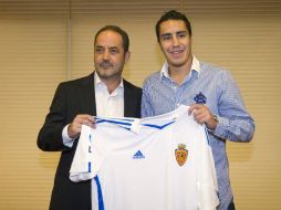 Efraín Juárez junto con el presidente del Real Zaragoza Agapito Iglesias durante su presentación. EFE  /