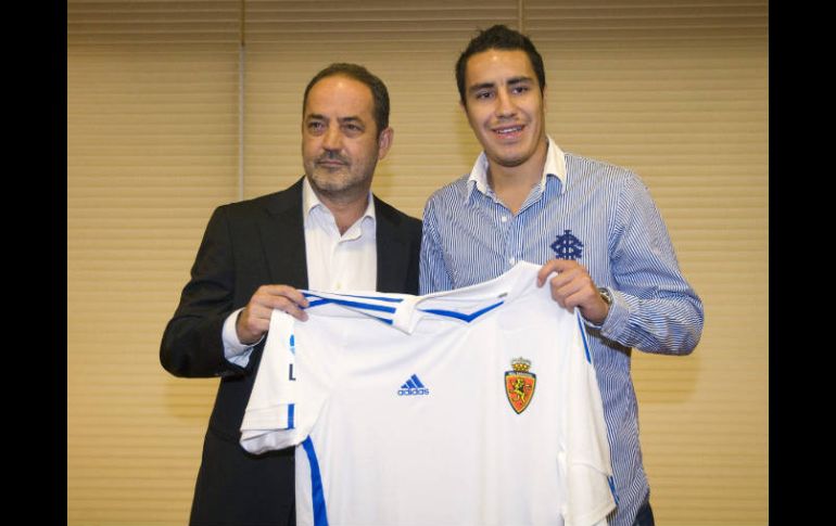 Efraín Juárez junto con el presidente del Real Zaragoza Agapito Iglesias durante su presentación. EFE  /