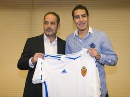 Efraín Juárez posa junto al presidente del Real Zaragoza, Agapito Iglesias (i), durante su presentación como nuevo jugador. EFEd  /