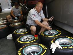 Mecanicos de McLaren revisan las llantas en os preparativos para las pruebas libres del Gran Premio de Hungría. REUTERS  /