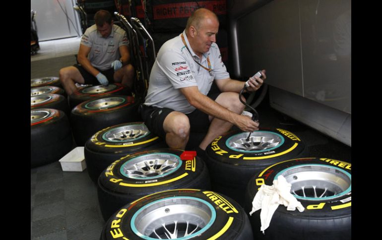 Mecanicos de McLaren revisan las llantas en os preparativos para las pruebas libres del Gran Premio de Hungría. REUTERS  /