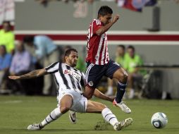 Simone Pepe de la Juventus se barre sobre la llegada de Alberto Medina de Chivas. AP  /