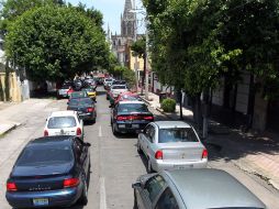 El cierre de Enrique Díaz de León y López Cotilla provoca severo caos vial en la zona. A. GARCÍA  /