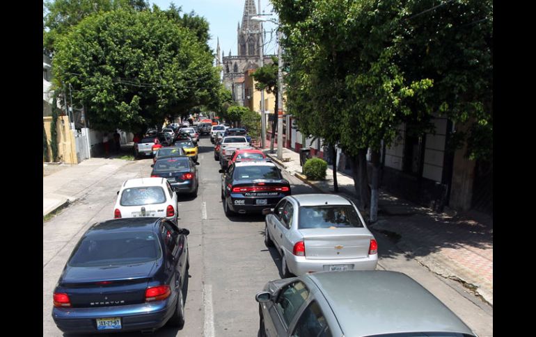 El cierre de Enrique Díaz de León y López Cotilla provoca severo caos vial en la zona. A. GARCÍA  /