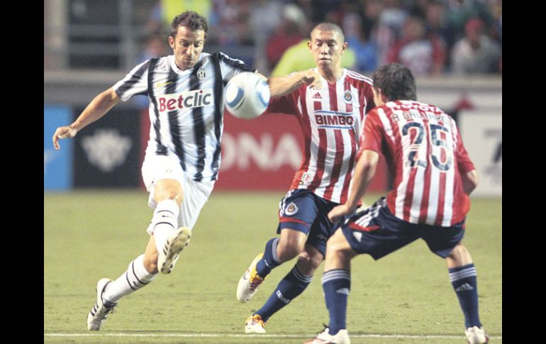 Alessandro del Piero disputa la pelota con el campeón Sub-17 Giovani Casillas y Antonio Gallardo. AP  /