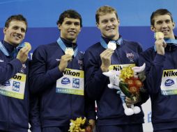 El equipo de Estados Unidos, Ryan Lochte  y Michael Phelps en las orillas y en el centro Richard Berens y Peter Vanderkaay. AP  /