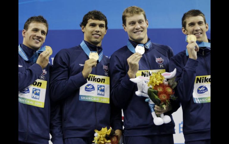 El equipo de Estados Unidos, Ryan Lochte  y Michael Phelps en las orillas y en el centro Richard Berens y Peter Vanderkaay. AP  /