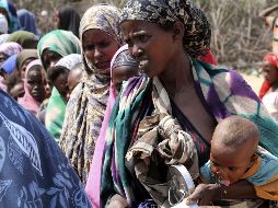 Somalíes esperan para recibir raciones de ayuda alimentaria. AFP  /