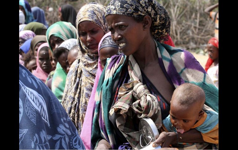 Somalíes esperan para recibir raciones de ayuda alimentaria. AFP  /