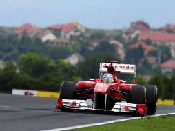 El español Fernando Alonso acelera su monoplaza durante la primera sesión de entrenamientos libres en Hungría. EFE  /