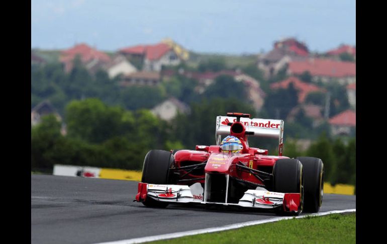 El español Fernando Alonso acelera su monoplaza durante la primera sesión de entrenamientos libres en Hungría. EFE  /