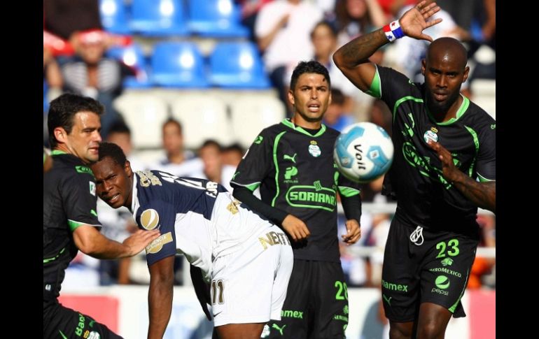 Jugadores del Club Santos Laguna, durante partido ante el Pachuca. MEXSPORT  /