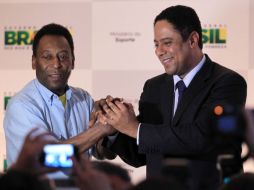 El ministro brasileño de Deportes, Orlando Silva (D), y el exfutbolista 'Pelé' (I) durante una conferencia de prensa. REUTERS  /