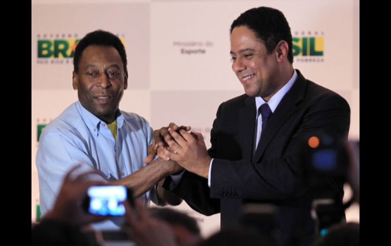 El ministro brasileño de Deportes, Orlando Silva (D), y el exfutbolista 'Pelé' (I) durante una conferencia de prensa. REUTERS  /