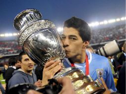 Luis Suarez, jugador de Uruguay, besa la Copa de América ante el triunfo final. MEXSPORT  /