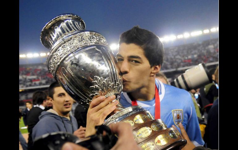 Luis Suarez, jugador de Uruguay, besa la Copa de América ante el triunfo final. MEXSPORT  /