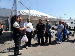 Grupo de migrantes en la línea fronteriza de Tijuana. NTX  /