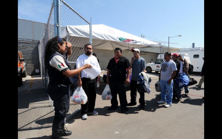 Grupo de migrantes en la línea fronteriza de Tijuana. NTX  /