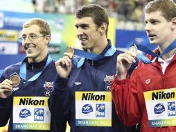 Michael Phelps (centro) junto al ganador de la plata, Konrad Czerniak (der) y del bronce, Tyler McGill (izq) en la premiación. EFE  /