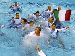 Los miembros del equipo italiano de waterpolo celebran la victoria ante Serbia. REUTERS  /