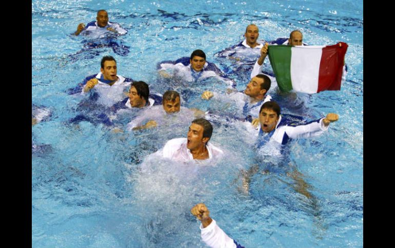 Los miembros del equipo italiano de waterpolo celebran la victoria ante Serbia. REUTERS  /