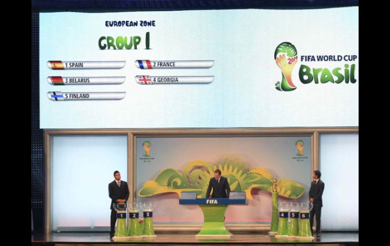 Jerome Valcke (C),  Ronaldo (I) y Paulo Ganso (D) leen los nombres de los grupos de la zona europea del sorteo. REUTERS  /