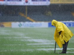 Un hombre estudiando el campo de futbol desde hace horas. AFP  /