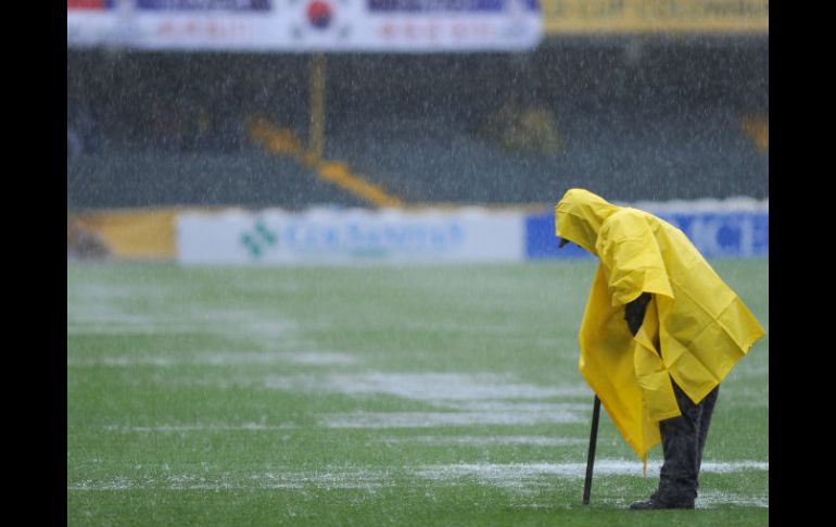 Un hombre estudiando el campo de futbol desde hace horas. AFP  /