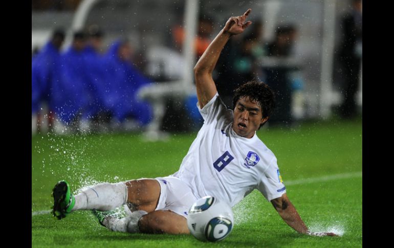 Baek Sung Dong se barre por el balón durante el partido contra Malí en el Mundial Sub-20. AFP  /