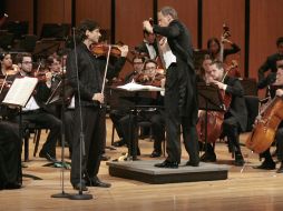 Philippe Quint, violinista nominado al Grammy en dos ocasiones, junto a Carlos Miguel Prieto, director. A. HINOJOSA.  /